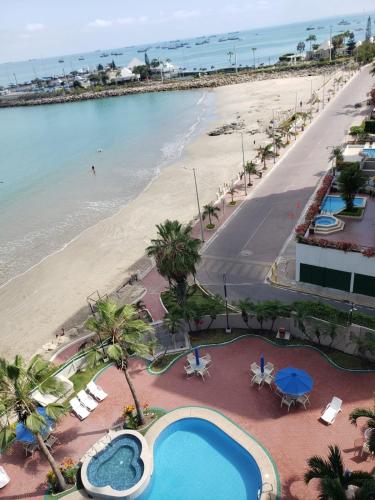 an aerial view of a beach and a swimming pool at Departamento con piscina 8 in Salinas