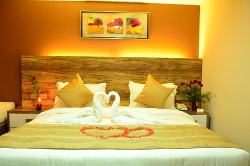 Una cama o camas en una habitación de Pearl City Hotel