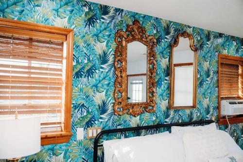 Postel nebo postele na pokoji v ubytování Blue Tropical Haven Romantic Oceanfront Escape - unit 9