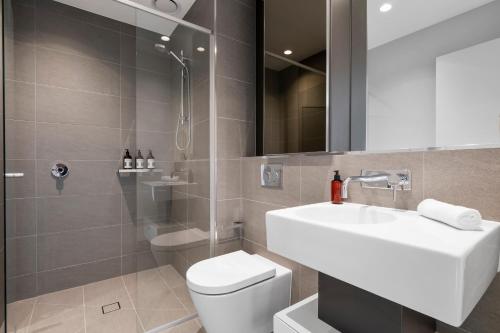 Kopalnica v nastanitvi Bright 1BR with Pool & Gym - Best Location in Melb!