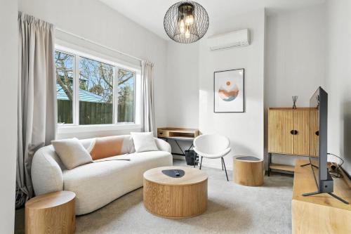 un salon avec un canapé et une table dans l'établissement Albemarle Villa, à Christchurch