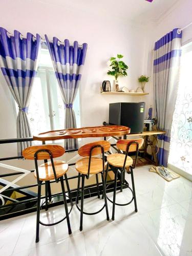 a dining room with a table and four chairs at Hoàng Nga 2 Homestay in Phan Thiet