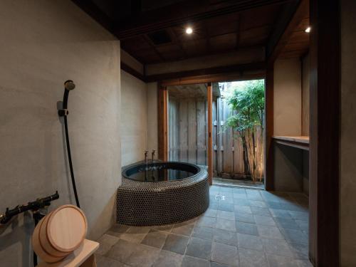 Un baño de Kominka NOIE