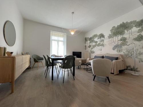 une salle à manger et un salon avec une table et des chaises dans l'établissement Appartement Standing Centre Arcachon, Résidence Grand Hôtel, 6 pers, Plages et Commerces à Proximité - FR-1-474-5, à Arcachon