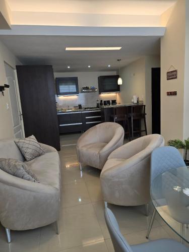 a living room with two chairs and a table at Acogedor y Centrico Apto 2hab-1baño in Maracaibo