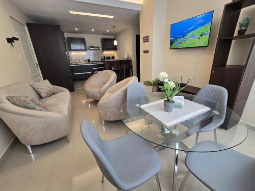 a living room with a glass table and chairs at Acogedor y Centrico Apto 2hab-1baño in Maracaibo
