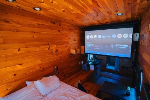 TV a/nebo společenská místnost v ubytování Field of Dreams Tiny Home