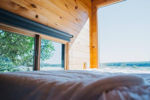 Postel nebo postele na pokoji v ubytování Field of Dreams Tiny Home