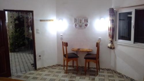 a small table and two chairs in a room at La Belle Apartement 2x2 - Grand Mbao, plage in Dakar