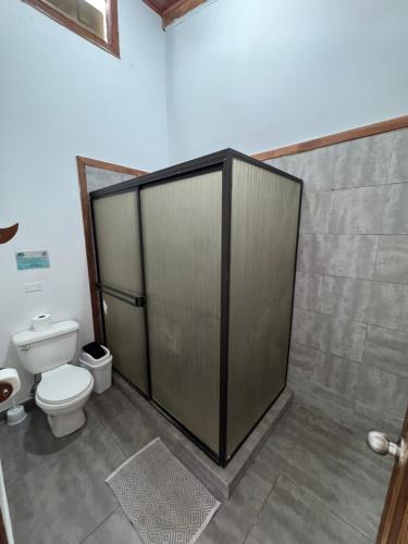 a bathroom with a shower stall and a toilet at Casa Nova at La Escapadita in Esterillos