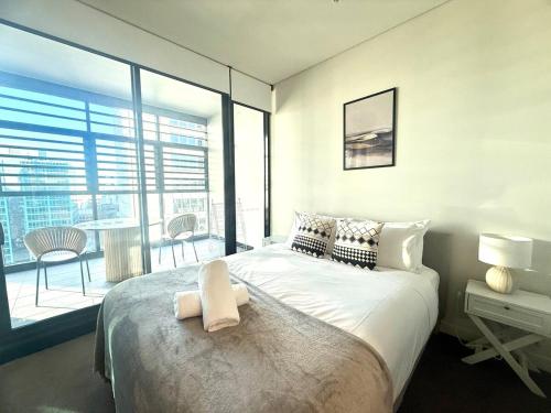 Postel nebo postele na pokoji v ubytování Sydney CBD New 2 bedroom Condo with amazing view Pool Gym 2