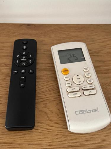 a remote control and a scale sitting on a table at Casa Nova at La Escapadita in Esterillos