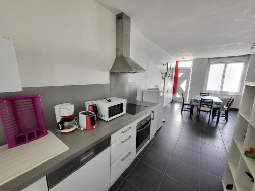 une cuisine avec un comptoir avec un micro-ondes dans l'établissement Maison T2 agréable avec cour privative, à 400m de la plage et proche commerces, quartier calme - FR-1-92-875, à Les Sables-dʼOlonne