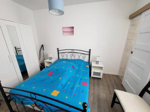 une chambre avec un lit avec une couette bleue dans l'établissement Maison T2 agréable avec cour privative, à 400m de la plage et proche commerces, quartier calme - FR-1-92-875, à Les Sables-dʼOlonne