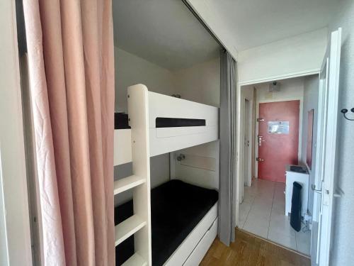 Ce lit superposé se trouve dans un dortoir doté d'un rideau. dans l'établissement Studio avec balcon, WIFI, et parking proche plage - FR-1-92-616, à Les Sables-dʼOlonne
