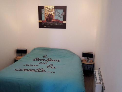 a bedroom with a bed with a sign on it at Le Croisic : Maison 4-6 Pers Climatisée avec Terrasse - FR-1-843-7 in Le Croisic