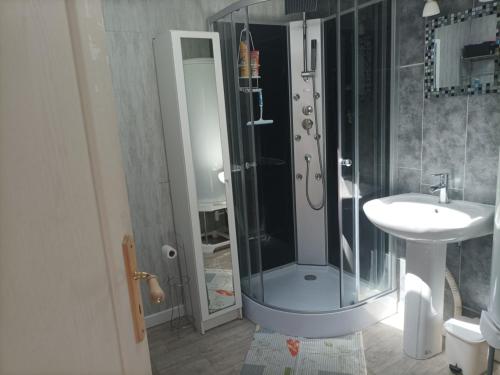 a bathroom with a shower and a sink at Le Croisic : Maison 4-6 Pers Climatisée avec Terrasse - FR-1-843-7 in Le Croisic