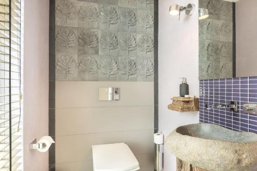 a bathroom with a sink and a toilet at Lands-End in Hörnum