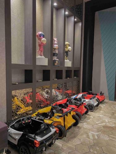 a row of toy cars on display in a store at Muen Yuan Dong Hot Spring Hotel in Jiaoxi