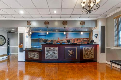 a lobby with a counter in the middle of a building at Best Western Plus Grosvenor Airport Hotel in South San Francisco