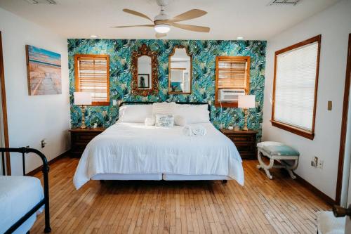 Postel nebo postele na pokoji v ubytování Blue Tropical Haven Romantic Oceanfront Escape - unit 9