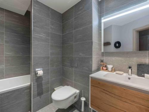 Ванная комната в Appartement moderne à Courchevel, proche ski, Wi-Fi, parking - FR-1-562-88