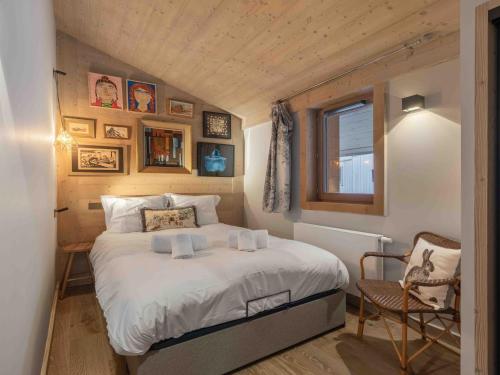 Кровать или кровати в номере Appartement moderne à Courchevel, proche ski, Wi-Fi, parking - FR-1-562-88