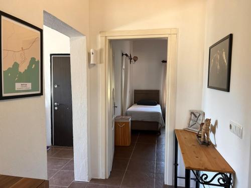 a hallway with a room with a bed and a table at Karaincirevleri Müstakil Taş Ev in Emecik