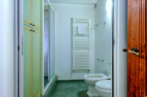 フィレンツェにあるCorno Florentine Apartment by 360Rentalsのバスルーム(トイレ、シャワー、シンク付)