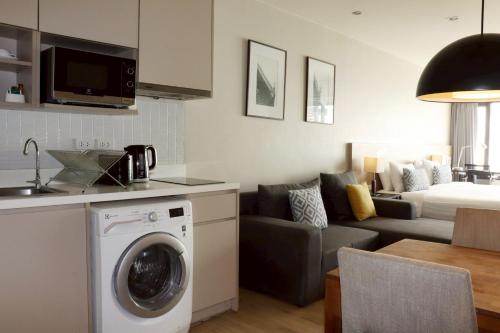Dapur atau dapur kecil di The Residence on Thonglor by UHG