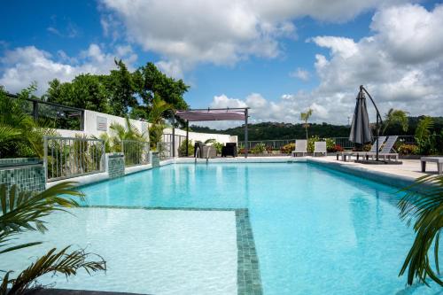สระว่ายน้ำที่อยู่ใกล้ ๆ หรือใน Palms Rooftop Villa