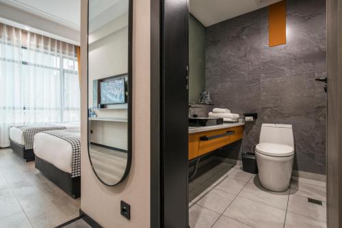Vannituba majutusasutuses Xiyueliang Hotel Kunming South Asian Style First City Branch