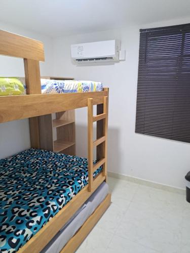 a bedroom with two bunk beds in a room at Vacaciones Inolvidables in Coveñas