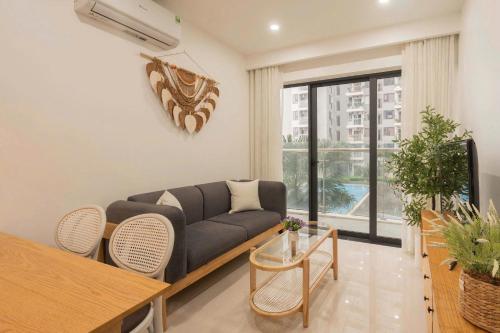 a living room with a couch and a table at Domi Homestay Nera Garden Huế in Thôn Văn Dương