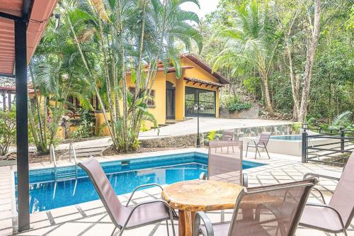 Quinta Teca with two pools near Playa Hermosa beach