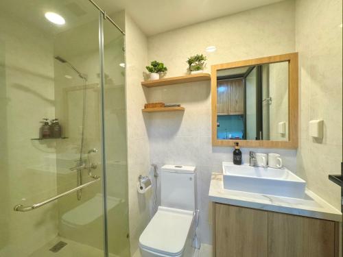 Ванная комната в SOHO Residence & Hotel, Apartment with King Bed, walk to Bui Vien