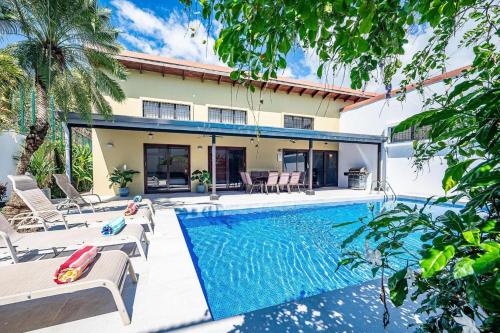 Casa Gris with private pool near the beach in Jaco