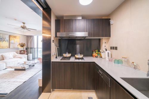 Η κουζίνα ή μικρή κουζίνα στο ZHome-Luxury Three-bedroom Suite-Near the Bund