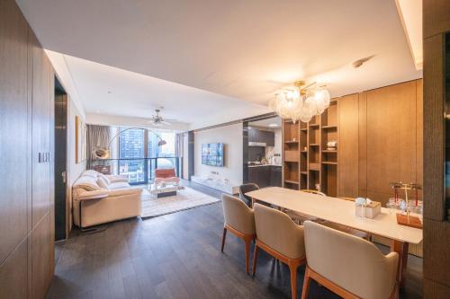 Ένα ή περισσότερα κρεβάτια σε δωμάτιο στο ZHome-Luxury Three-bedroom Suite-Near the Bund