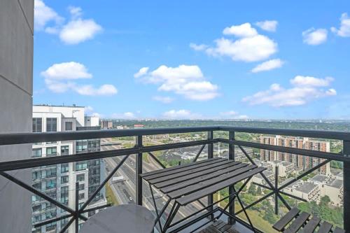 - un balcon avec un banc en bois au-dessus d'un bâtiment dans l'établissement 2BR Penthouse Views of Toronto, Pool and Sauna, à Toronto