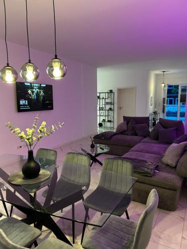a living room with a couch and a table and chairs at Superior XL - 110qm - 9 Personen Central Rooftop - 20 min to Hamburg in Elmshorn