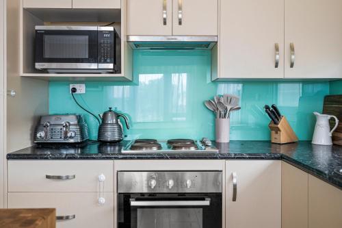 Kuchyň nebo kuchyňský kout v ubytování NEW - Silver Myrtle Shack - Aldinga Beach - C21 SouthCoast Holidays