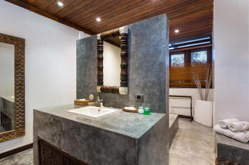 Koupelna v ubytování Andaman By Kerta Living