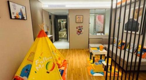 a room with a childs room with a play tent at Shanshui Trends Hotel-Bantian Dong Branch in Shenzhen