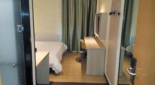 Ένα ή περισσότερα κρεβάτια σε δωμάτιο στο 7 Days Inn Tai'an Dongpingxi Hualian