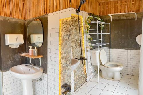un bagno con un water e un lavandino di Mendulang by Belza a Bandung