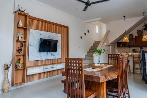eine Küche und ein Esszimmer mit Tisch und Stühlen in der Unterkunft Umah Kita Villa in Seminyak