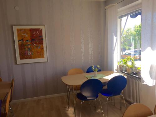 a dining room with a table and chairs and a window at Aurora Bed & Breakfast in Simrishamn