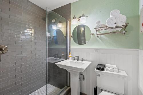 un bagno con lavandino e doccia di Coconut Grove Resort Oasis a Clearwater Beach