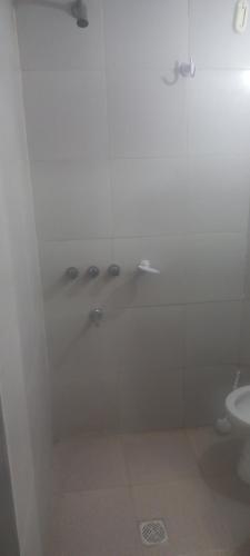 een badkamer met douche en toilet bij Ale Rivero in Salta